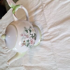 Hummingbird tea pot